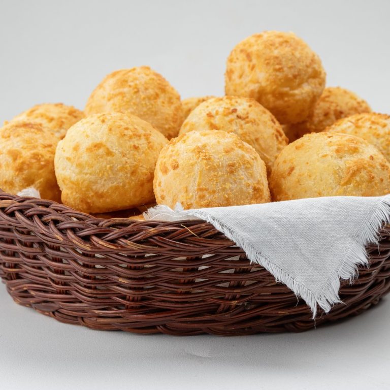 Cuñapé Bolivian cheese bread in a basket